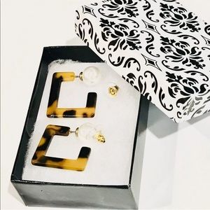 tortoise pearl earrings 3 styles wearing square